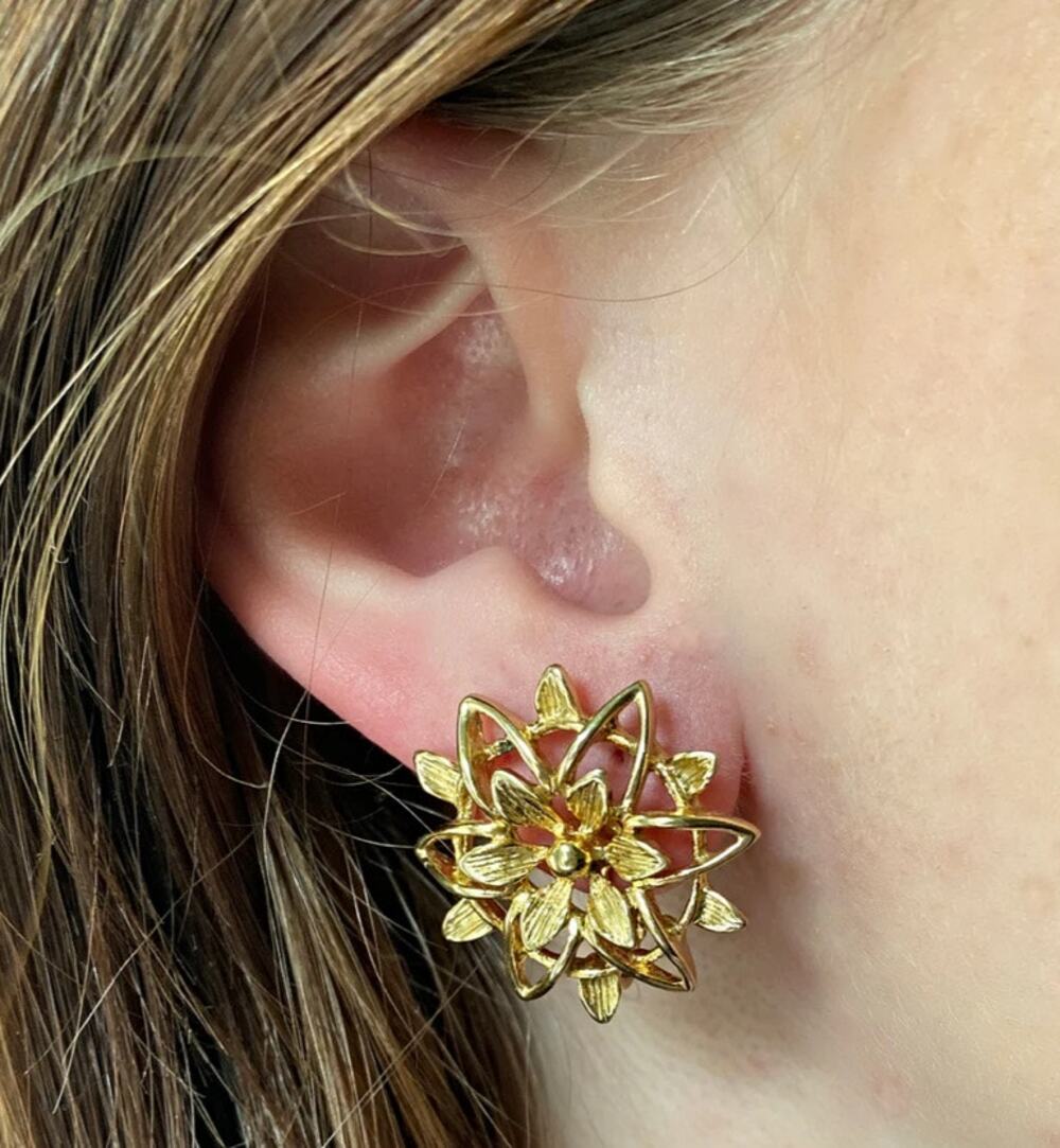 BOGO FREE VTG SARAH COV FLORAL EARRINGS CLIP ON